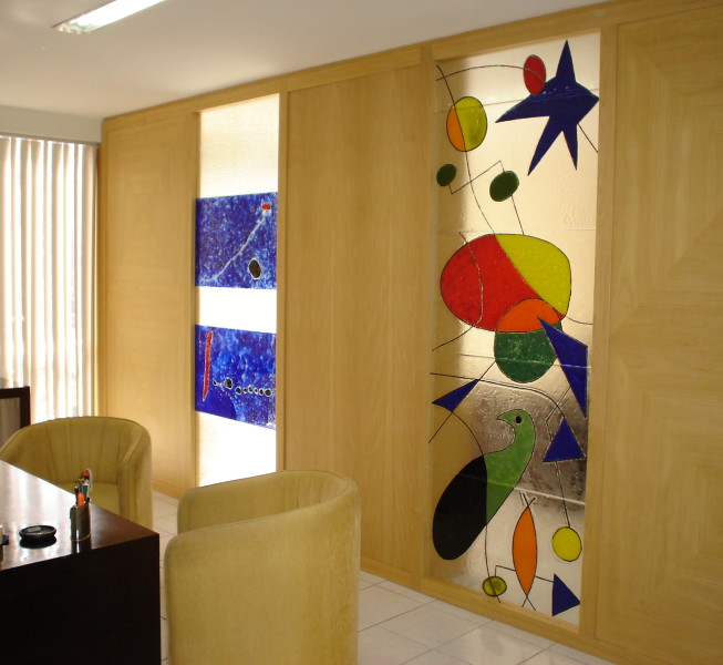 Vitral pintado a mão. Criado como divisória, este é o lado do escritório. Inspirado em Miró.